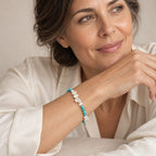 Close-up of a wrist wearing the Federica keshi pearl and turquoise-blue bead bracelet